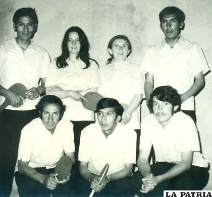 Equipo de Oruro en 1972, de pie: Ángel Toledo, Ana Rosa Guillén, Sdenka de Rosso, José Pacheco, cuclillas: Alcibiades Cardozo, Alejandro Condarco y Gustavo Vega