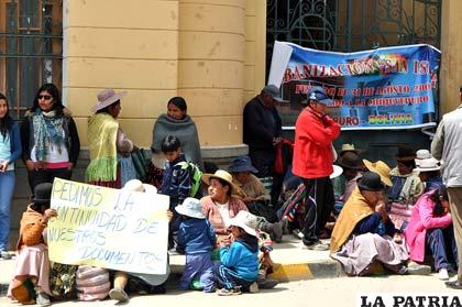 Vecinos de San Isidro cerraron puertas del edificio municipal exigiendo atención a sus trámites