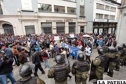 Choferes en La Paz bloquearon las calles