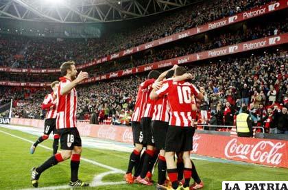 El festejo de los albirrojos al momento de un gol de la remontada