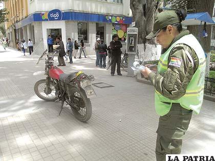 La motocicleta estacionada en un sector peatonal