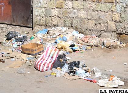 Vecinos continúan sacando sus residuos a las calles sin esperar el carro recolector