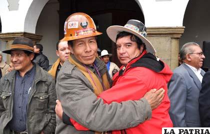 Sabino Fábrica, dirigente de los campesinos (i) y Vladimir Rodríguez, de la COD