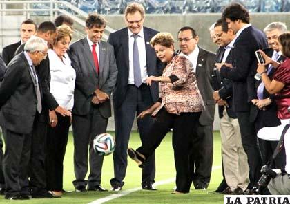 Dilma Rousseff en el puntapié inicial