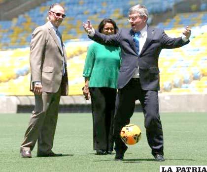 Durante la visita de Thomas Bach al estadio Maracaná