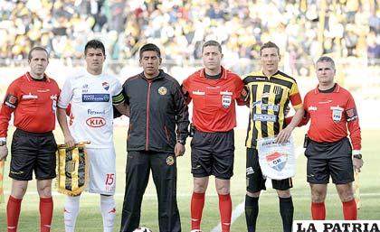 El uruguayo Jorge Falce dirigió ese partido entre The Strongest y Nacional