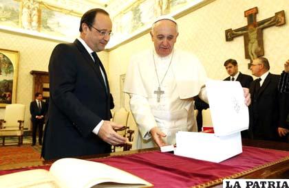 Papa Francisco, junto a François Hollande, presidente francés