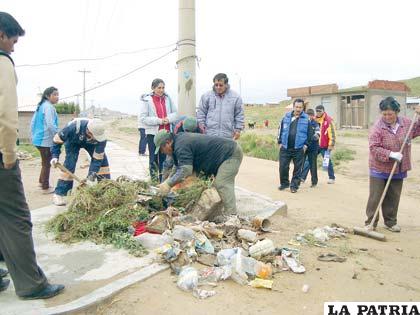 Vecinos de la urbanización Juan Pablo, en la zona Este, apoyando la campaña de limpieza