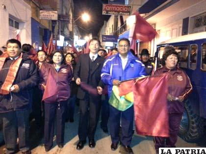 Los orureños en la actualidad usan la bandera rojo carmesí