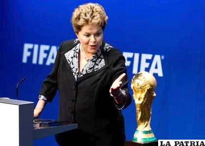 Presidenta de Brasil, Dilma Rousseff, junto a la Copa del Mundo en la sede de la FIFA en Zúrich, el 23 de enero de 2014