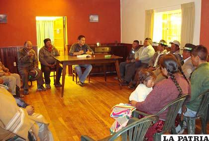Padre Gabriel Antequera con catequistas de Paria