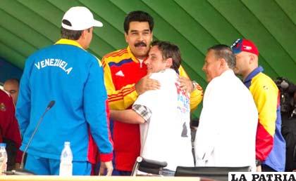 El presidente venezolano, Nicolás Maduro (c), participa en una jornada recreativa por la paz ayer, en Caracas (Venezuela)