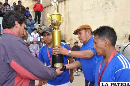 Integrantes de Deportivo Zambrana reciben el trofeo