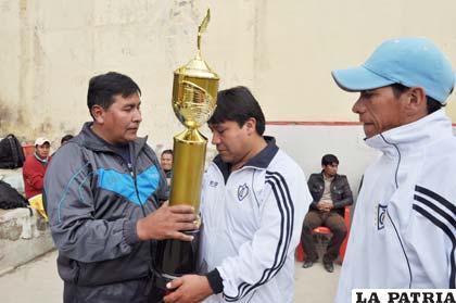 Los integrantes de Deportivo Trenes reciben el trofeo
