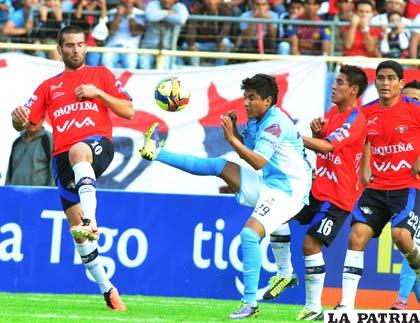 Rodrigo Borda, de Aurora, rechaza la pelota