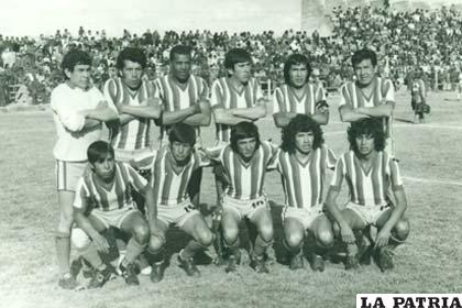 Litoral en 1975, Hebert Arce, el primero de cuclillas de la derecha, en el viejo estadio del Oruro Royal