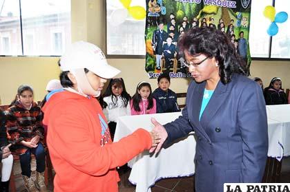Carlitos Gutiérrez  junto a la directora de su colegio, Betty Campos Saavedra