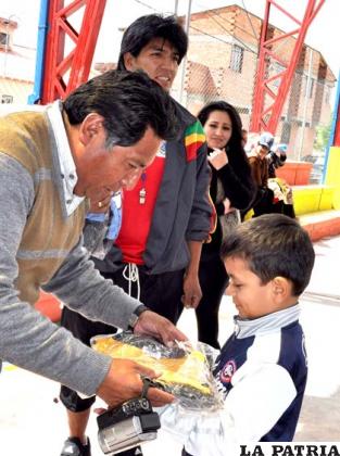 Tejerina entrega la indumentaria a uno de los beneficiarios