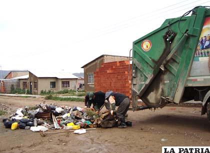 Basura acopiada por vecinos que es levantada por trabajadores de la  EMAO