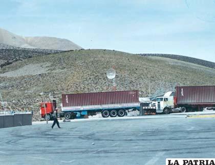 Camiones parados en la  frontera con Chile