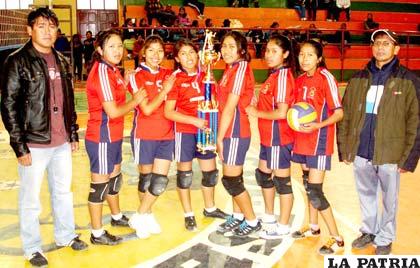 Escuela de Deportes de Poopó que consiguió el cetro de campeón en el voleibol femenino