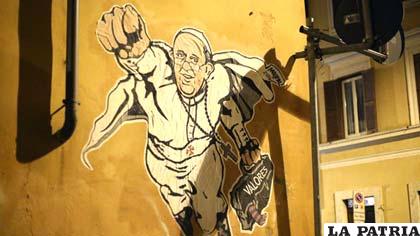 Pintan en un muro el retrato del Papa como Superman