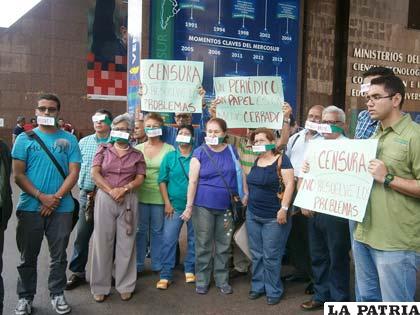 Periodistas se movilizan y piden que gobierno venezolano autorice divisas para la compra de papel periódico