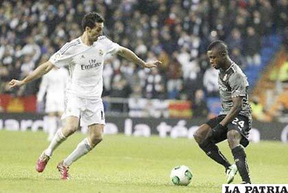 Jesé Rodríguez, de Real Madrid, domina el esférico