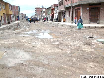 Vecinos preocupados por avance de obras en la calle Velasco Galvarro