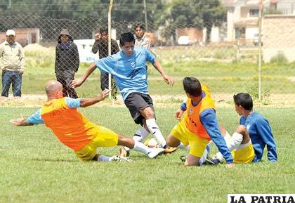 Los “santos” ayer entrenaron en la cancha de su propiedad