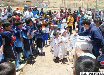 Durante la clausura del curso vacacional de la Academia Saavedra