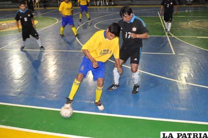 Joel Gallego, de Mágicos, domina la pelota ante la marca de Hugo Paco