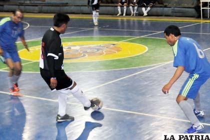 Oscar Choqueticlla, de Morales, domina la pelota ante la mirada de Edgar Ahinque