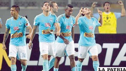 Irven Ávila celebra junto a sus compañeros el primer gol del partido
