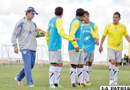 Baldivieso instruye a sus dirigidos para generar algunas jugadas con balón detenido