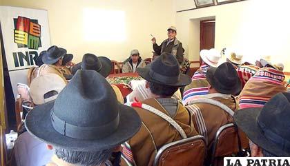 Técnicos del INRA socializaron en Salinas Ley 3545 con autoridades originarias