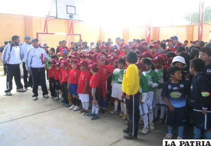 Los pequeños deportistas que participaron en la disciplina de fútbol de salón