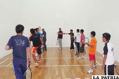 Deportistas que participaron en el curso vacacional de raquetbol