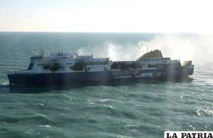 El ferri “Norman Atlantic” pretende ser remolcado hasta un puerto de Italia