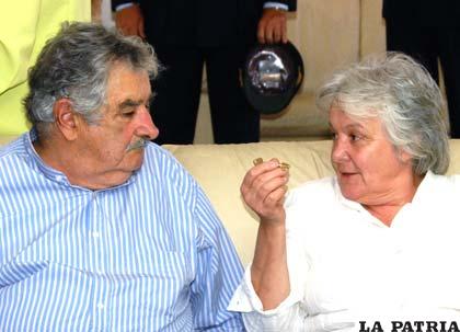 Lucía Topolansky, junto a su esposo José Mujica