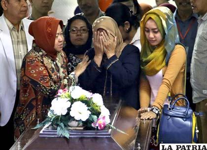 Familiares de Hayati Lutfiah Hamid, primera víctima identificada del A320-300 de AirAsia