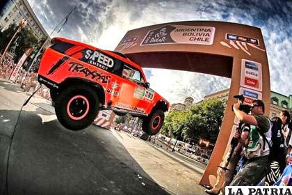 El espectacular salto de Robbie Gordon en la partida