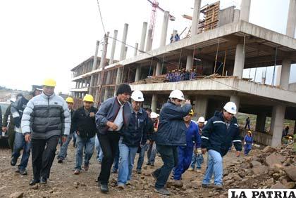 El Presidente Morales inspecciona las obras de construcción de la sede del Parlamento de la Unión de Naciones Suramericanas (Unasur)