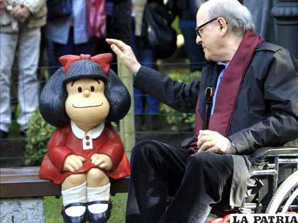 El humorista gráfico Joaquín Salvador, Quino, junto a la segunda escultura oficial de Mafalda