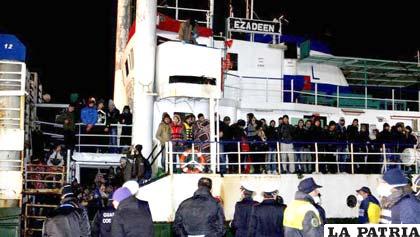 Momento del desembarco de inmigrantes del mercante “Ezadeen” en el puerto de Corigliano Calabro, Italia