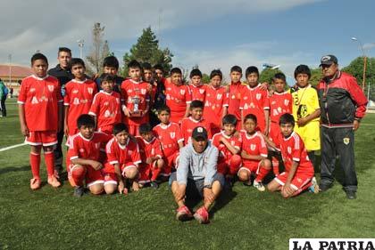 El equipo de Afiz con el trofeo de campeón