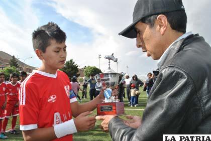 Miranda hace la entrega del trofeo de campeón