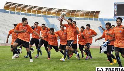 La tradicional vuelta olímpica de los jugadores de Deportivo Kala