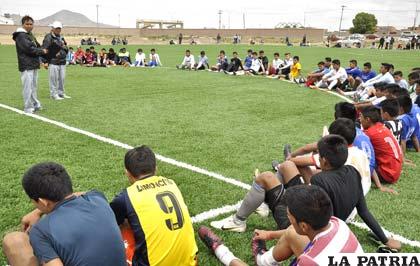 Cárdenas brindó charla técnica a los jugadores que se probaron ayer en San José
