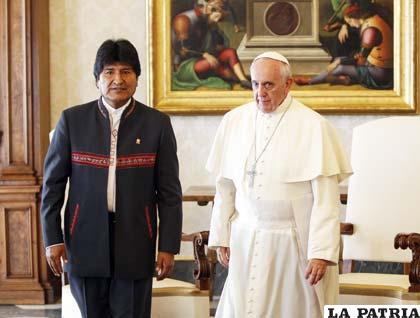 Presidente Morales junto al Papa Francisco en el Vaticano